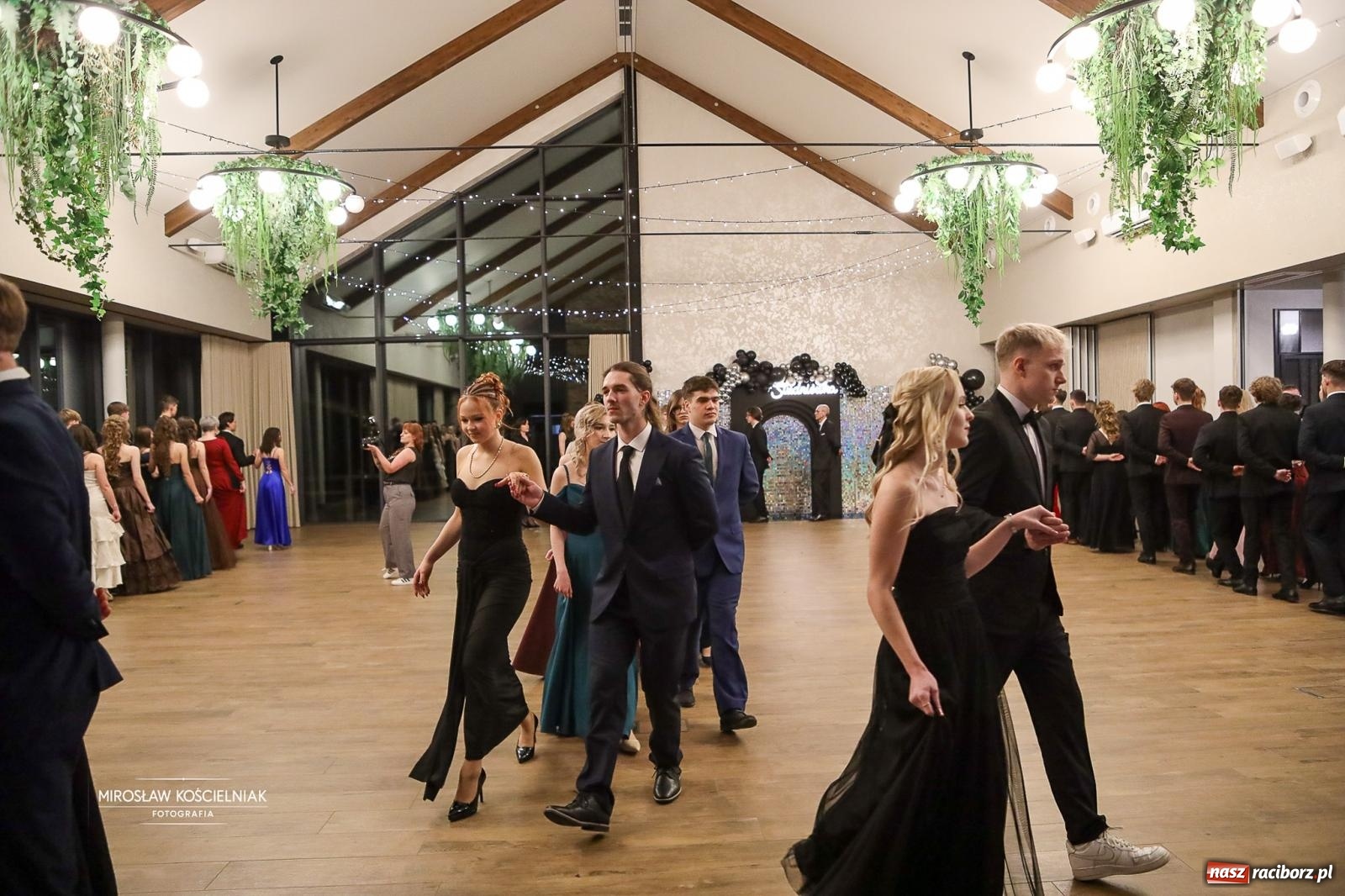 Zdjęcie w galerii na portalu naszraciborz.pl: Róże Kasprowicza w Rudym Lesie. Studniówka ZSO nr 1 z Raciborza na bis [FOTO] wiadomości z regionu