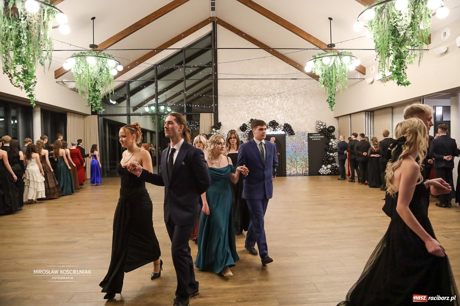 Zdjęcie w galerii na portalu naszraciborz.pl: Róże Kasprowicza w Rudym Lesie. Studniówka ZSO nr 1 z Raciborza na bis [FOTO] wiadomości z regionu