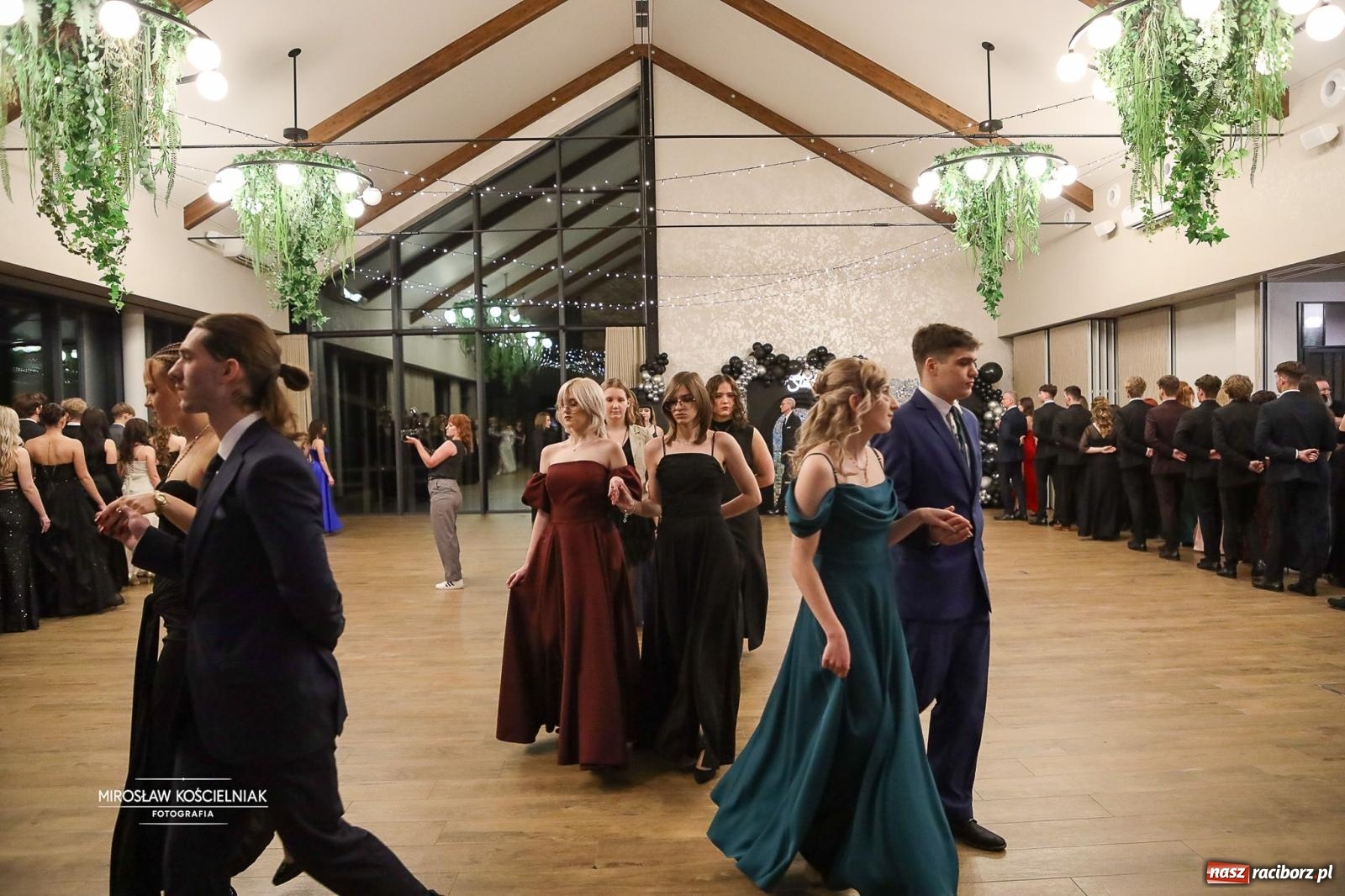 Zdjęcie w galerii na portalu naszraciborz.pl: Róże Kasprowicza w Rudym Lesie. Studniówka ZSO nr 1 z Raciborza na bis [FOTO] wiadomości z regionu