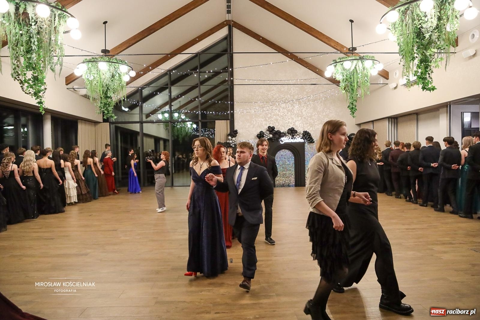 Zdjęcie w galerii na portalu naszraciborz.pl: Róże Kasprowicza w Rudym Lesie. Studniówka ZSO nr 1 z Raciborza na bis [FOTO] wiadomości z regionu