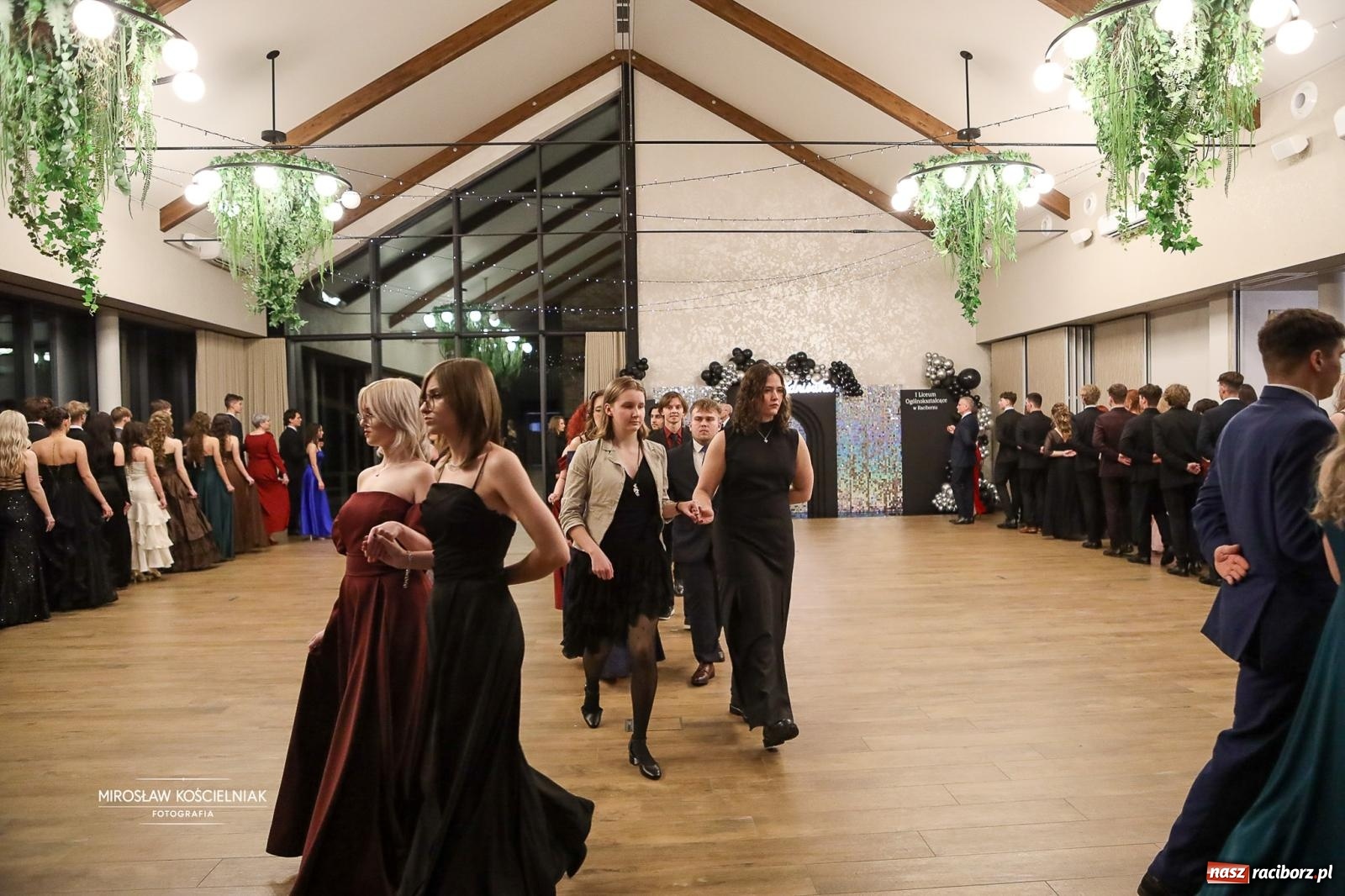 Zdjęcie w galerii na portalu naszraciborz.pl: Róże Kasprowicza w Rudym Lesie. Studniówka ZSO nr 1 z Raciborza na bis [FOTO] wiadomości z regionu