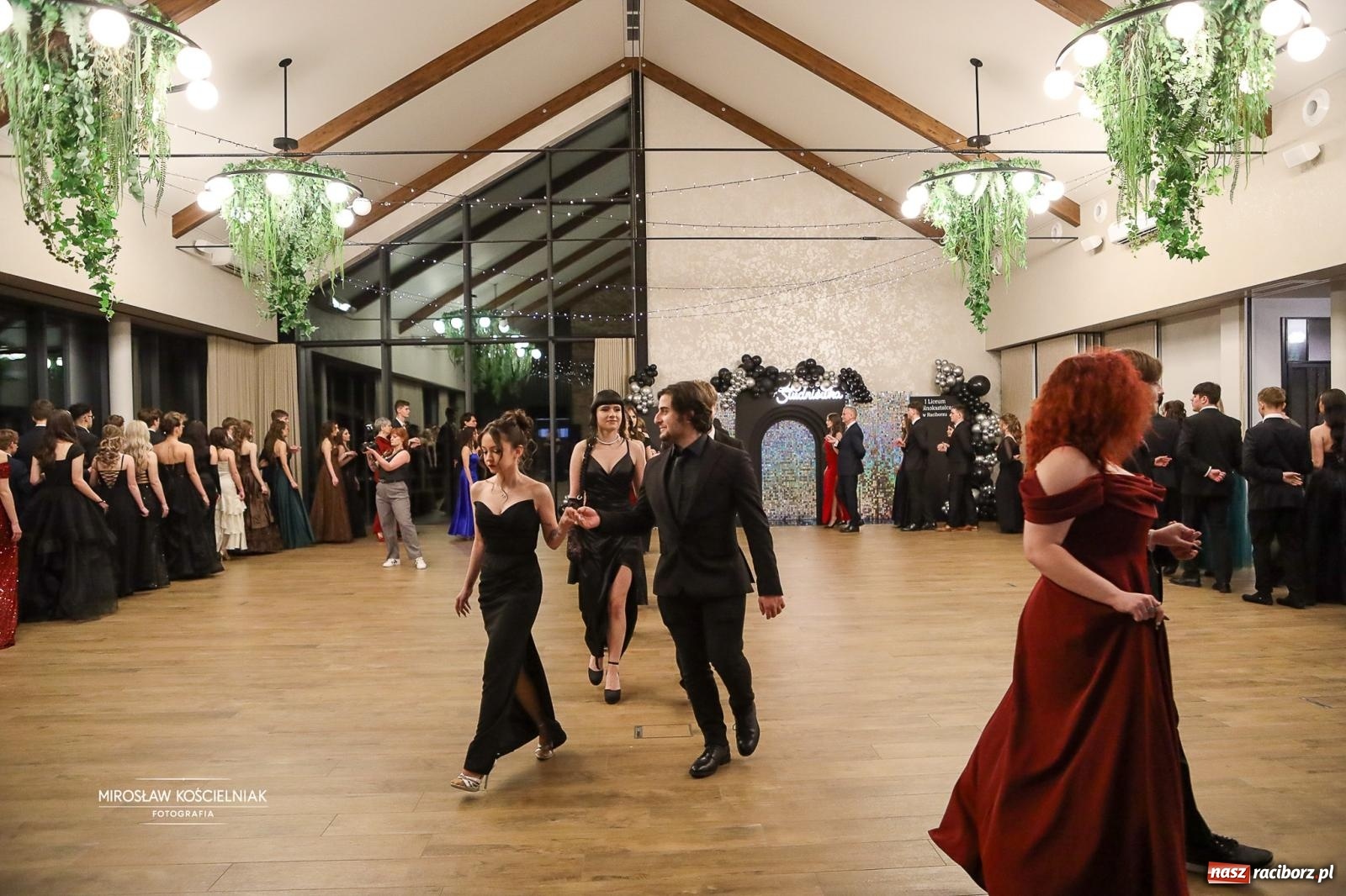 Zdjęcie w galerii na portalu naszraciborz.pl: Róże Kasprowicza w Rudym Lesie. Studniówka ZSO nr 1 z Raciborza na bis [FOTO] wiadomości z regionu