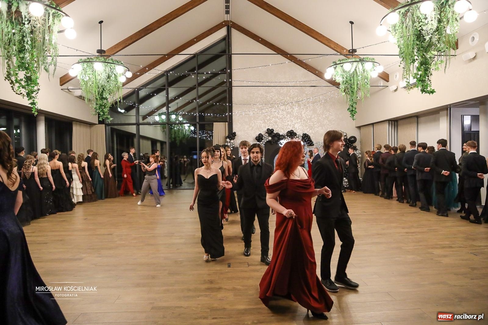 Zdjęcie w galerii na portalu naszraciborz.pl: Róże Kasprowicza w Rudym Lesie. Studniówka ZSO nr 1 z Raciborza na bis [FOTO] wiadomości z regionu