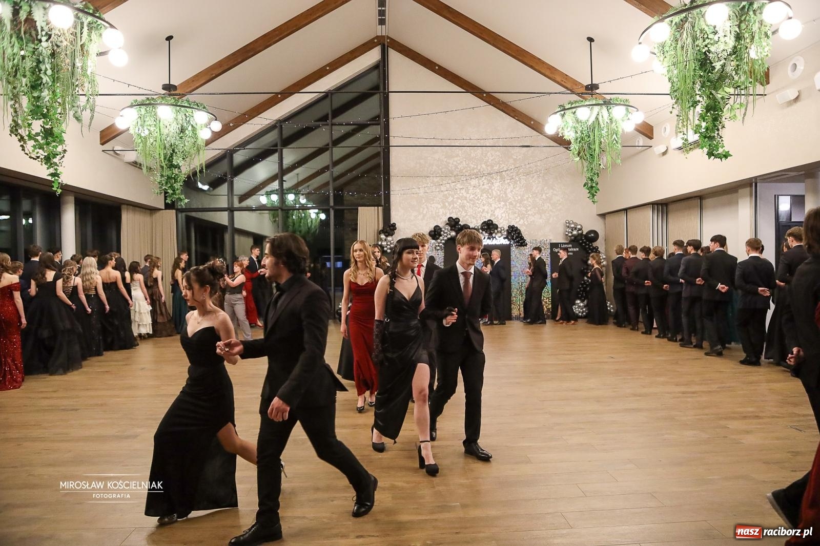 Zdjęcie w galerii na portalu naszraciborz.pl: Róże Kasprowicza w Rudym Lesie. Studniówka ZSO nr 1 z Raciborza na bis [FOTO] wiadomości z regionu