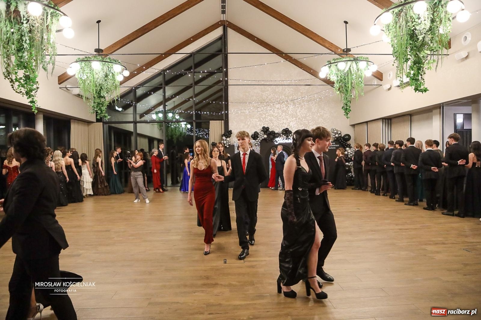 Zdjęcie w galerii na portalu naszraciborz.pl: Róże Kasprowicza w Rudym Lesie. Studniówka ZSO nr 1 z Raciborza na bis [FOTO] wiadomości z regionu