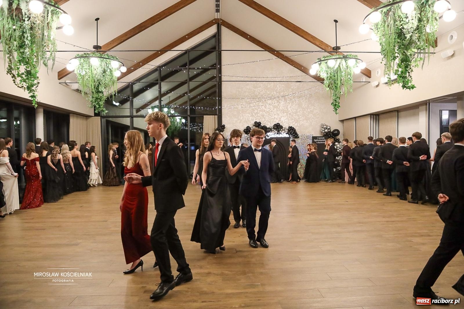 Zdjęcie w galerii na portalu naszraciborz.pl: Róże Kasprowicza w Rudym Lesie. Studniówka ZSO nr 1 z Raciborza na bis [FOTO] wiadomości z regionu