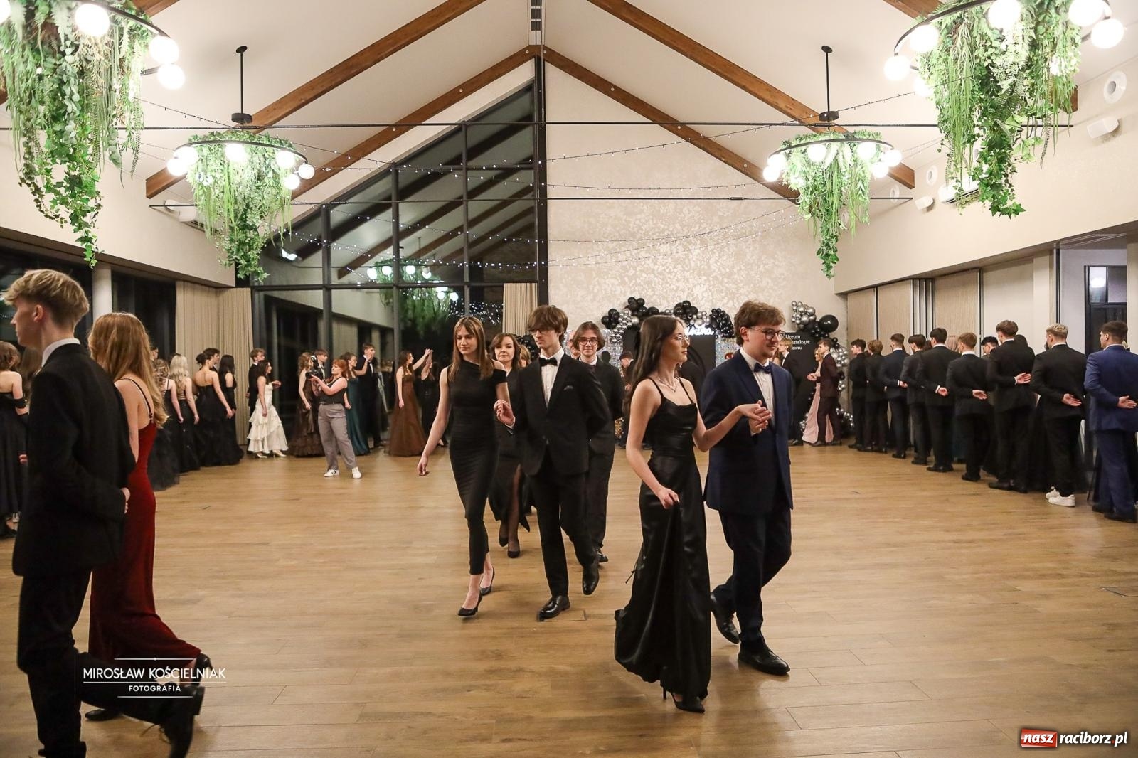 Zdjęcie w galerii na portalu naszraciborz.pl: Róże Kasprowicza w Rudym Lesie. Studniówka ZSO nr 1 z Raciborza na bis [FOTO] wiadomości z regionu