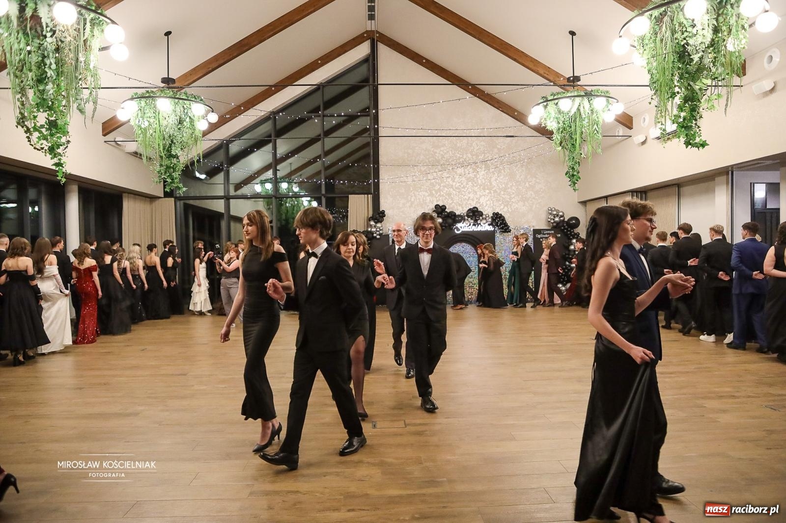 Zdjęcie w galerii na portalu naszraciborz.pl: Róże Kasprowicza w Rudym Lesie. Studniówka ZSO nr 1 z Raciborza na bis [FOTO] wiadomości z regionu