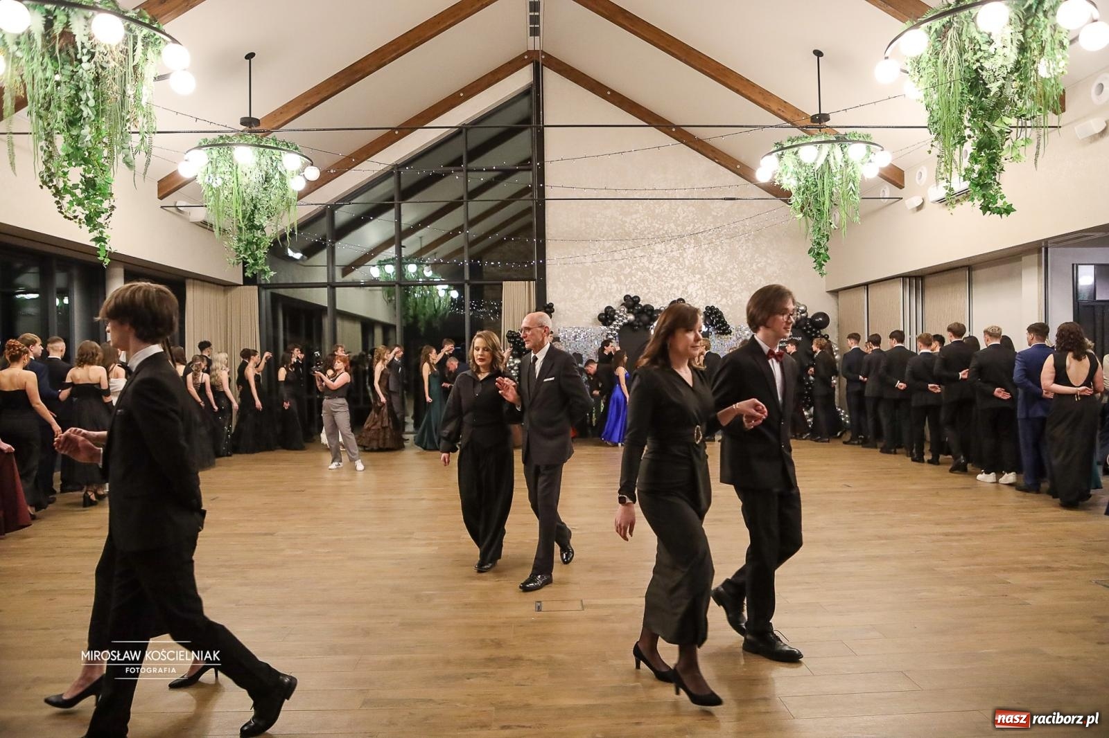 Zdjęcie w galerii na portalu naszraciborz.pl: Róże Kasprowicza w Rudym Lesie. Studniówka ZSO nr 1 z Raciborza na bis [FOTO] wiadomości z regionu