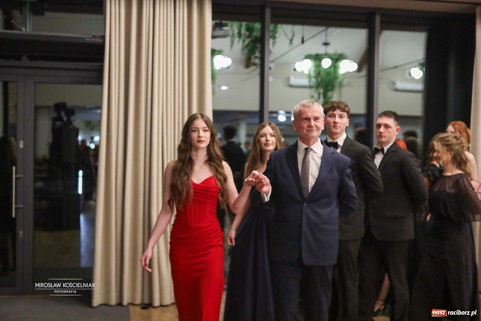 Zdjęcie w galerii na portalu naszraciborz.pl: Róże Kasprowicza w Rudym Lesie. Studniówka ZSO nr 1 z Raciborza na bis [FOTO] wiadomości z regionu