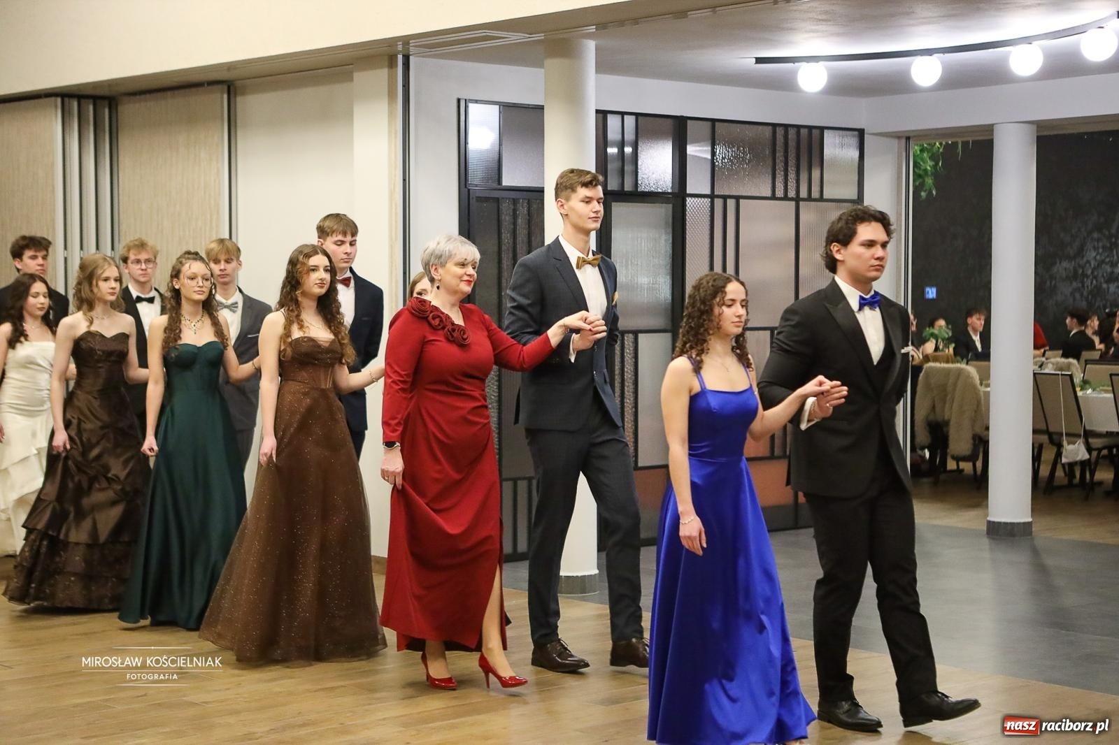 Zdjęcie w galerii na portalu naszraciborz.pl: Róże Kasprowicza w Rudym Lesie. Studniówka ZSO nr 1 z Raciborza na bis [FOTO] wiadomości z regionu