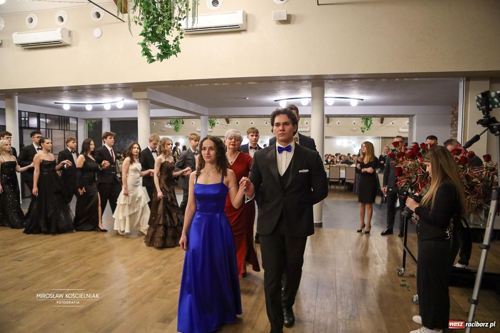 Zdjęcie w galerii na portalu naszraciborz.pl: Róże Kasprowicza w Rudym Lesie. Studniówka ZSO nr 1 z Raciborza na bis [FOTO] wiadomości z regionu