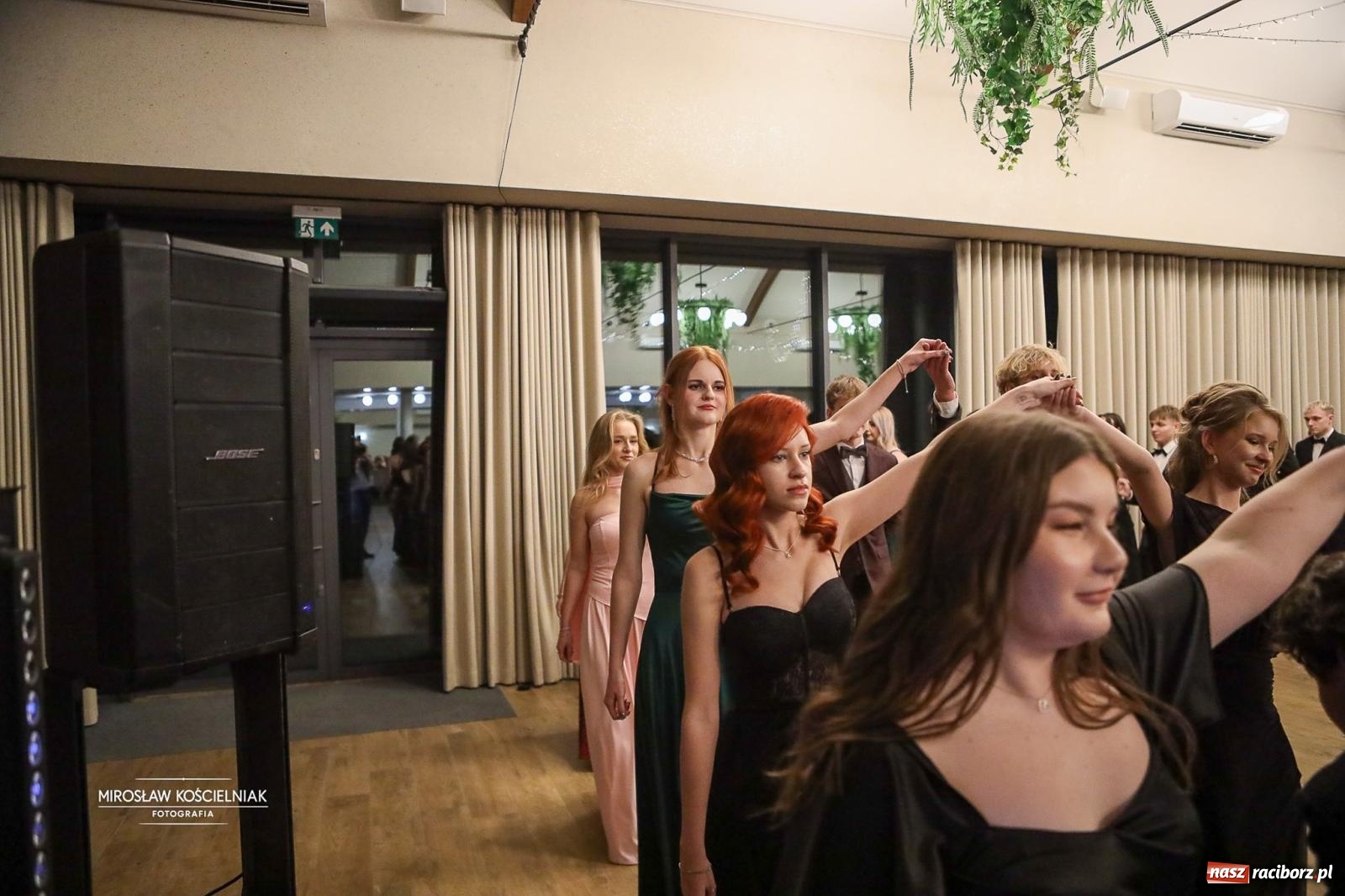 Zdjęcie w galerii na portalu naszraciborz.pl: Róże Kasprowicza w Rudym Lesie. Studniówka ZSO nr 1 z Raciborza na bis [FOTO] wiadomości z regionu