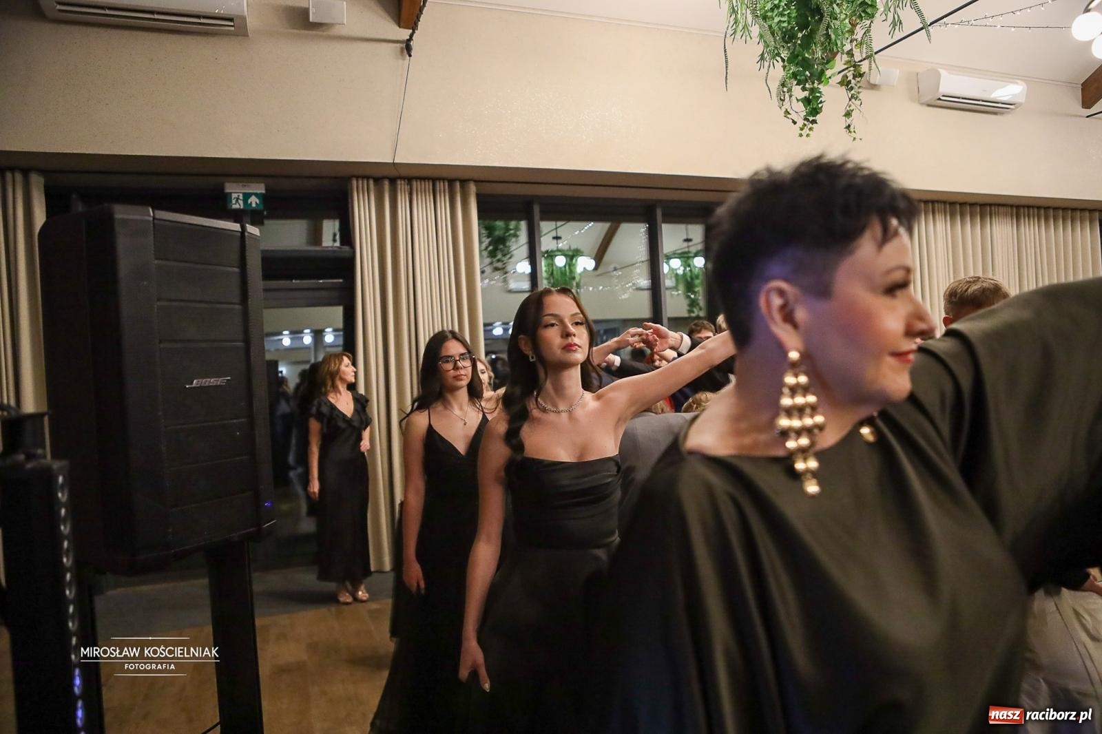 Zdjęcie w galerii na portalu naszraciborz.pl: Róże Kasprowicza w Rudym Lesie. Studniówka ZSO nr 1 z Raciborza na bis [FOTO] wiadomości z regionu