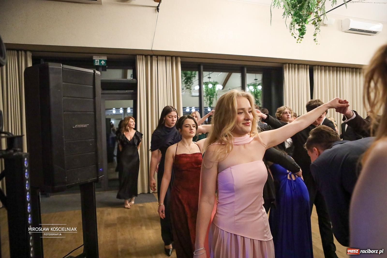 Zdjęcie w galerii na portalu naszraciborz.pl: Róże Kasprowicza w Rudym Lesie. Studniówka ZSO nr 1 z Raciborza na bis [FOTO] wiadomości z regionu