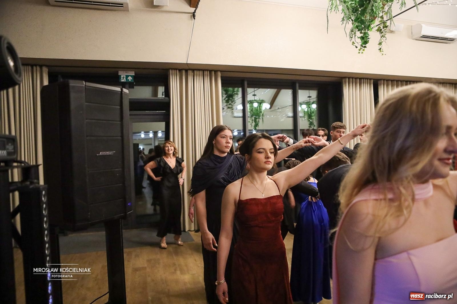 Zdjęcie w galerii na portalu naszraciborz.pl: Róże Kasprowicza w Rudym Lesie. Studniówka ZSO nr 1 z Raciborza na bis [FOTO] wiadomości z regionu