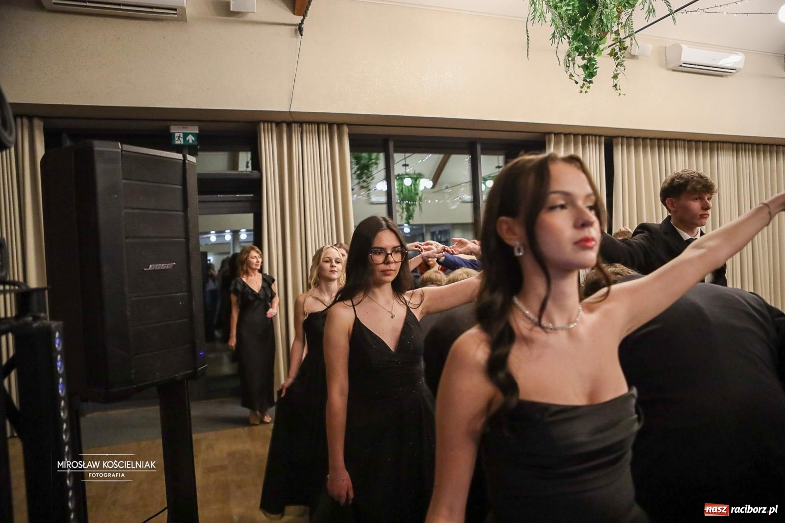 Zdjęcie w galerii na portalu naszraciborz.pl: Róże Kasprowicza w Rudym Lesie. Studniówka ZSO nr 1 z Raciborza na bis [FOTO] wiadomości z regionu