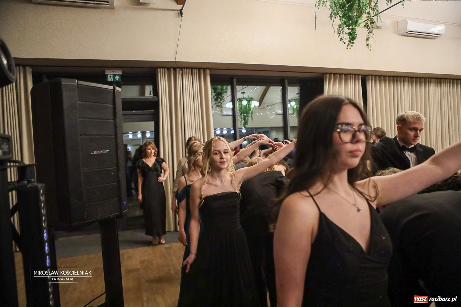 Zdjęcie w galerii na portalu naszraciborz.pl: Róże Kasprowicza w Rudym Lesie. Studniówka ZSO nr 1 z Raciborza na bis [FOTO] wiadomości z regionu