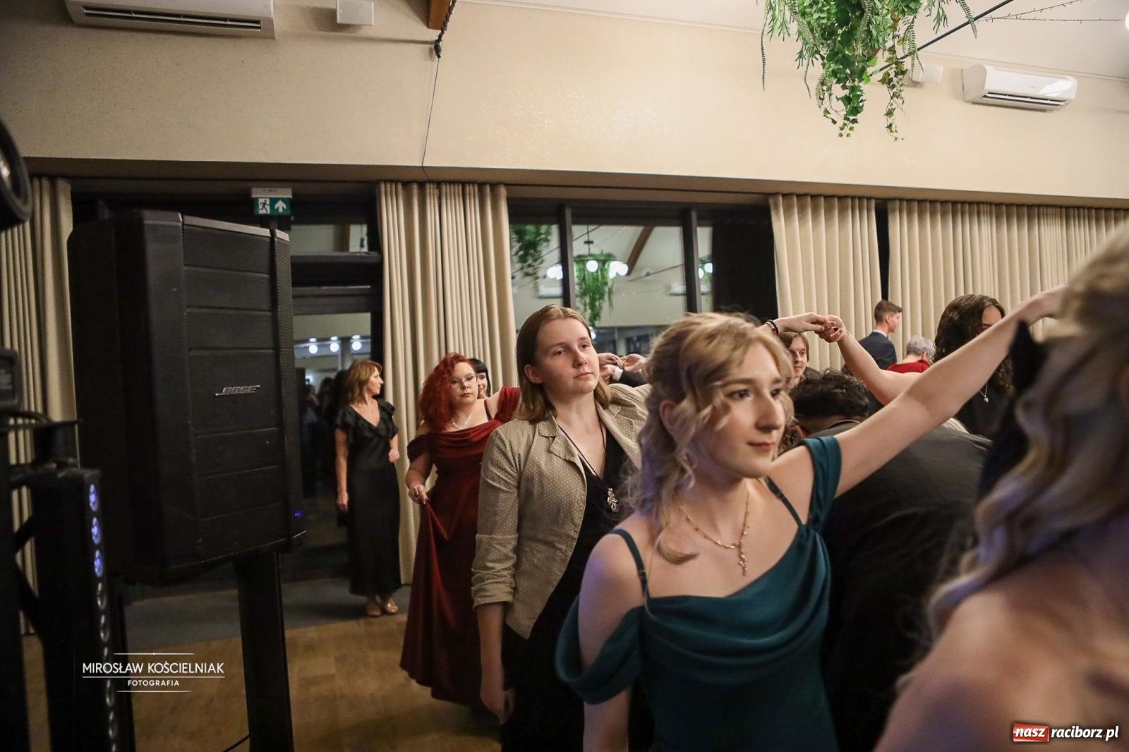 Zdjęcie w galerii na portalu naszraciborz.pl: Róże Kasprowicza w Rudym Lesie. Studniówka ZSO nr 1 z Raciborza na bis [FOTO] wiadomości z regionu