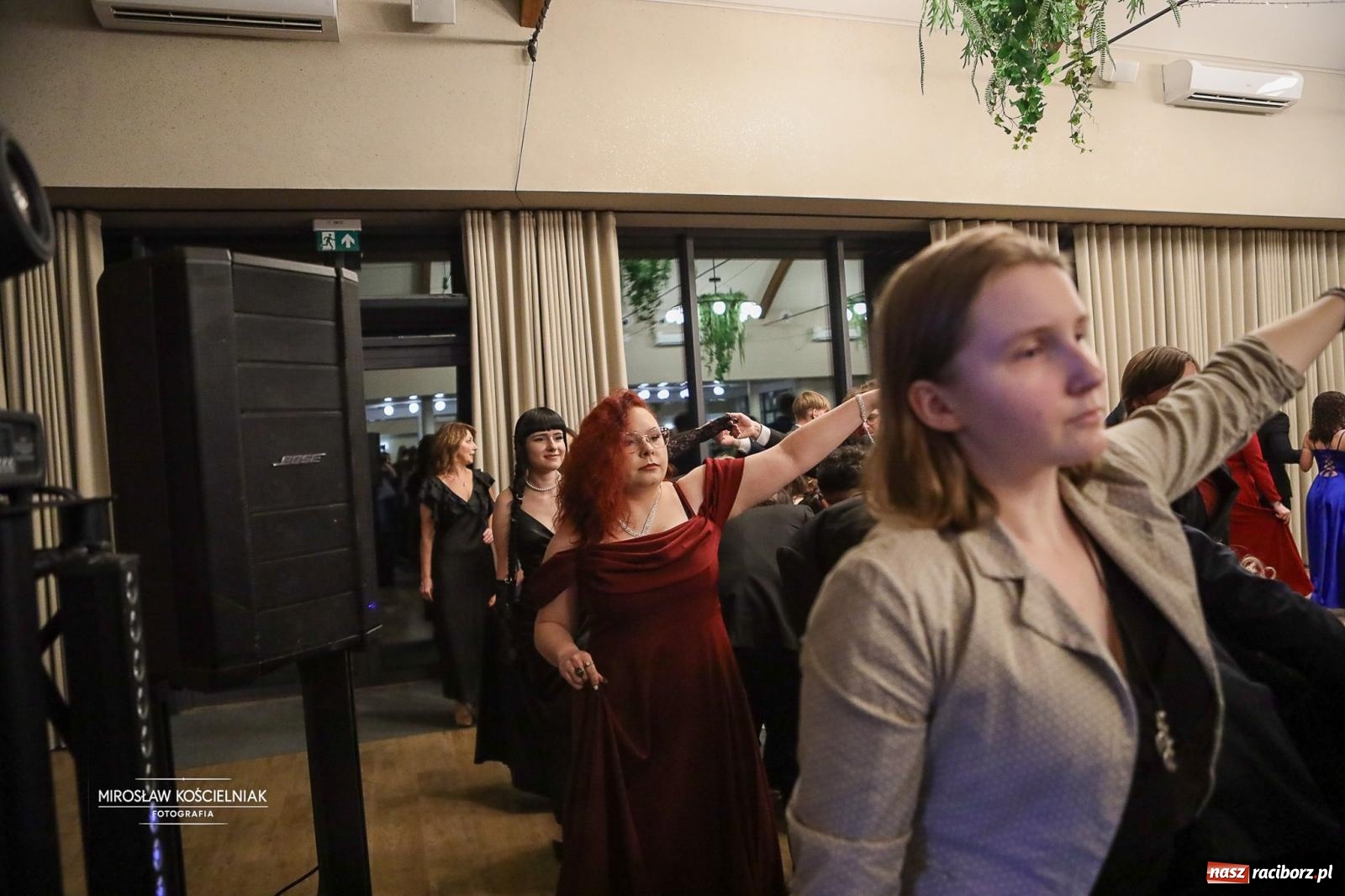 Zdjęcie w galerii na portalu naszraciborz.pl: Róże Kasprowicza w Rudym Lesie. Studniówka ZSO nr 1 z Raciborza na bis [FOTO] wiadomości z regionu