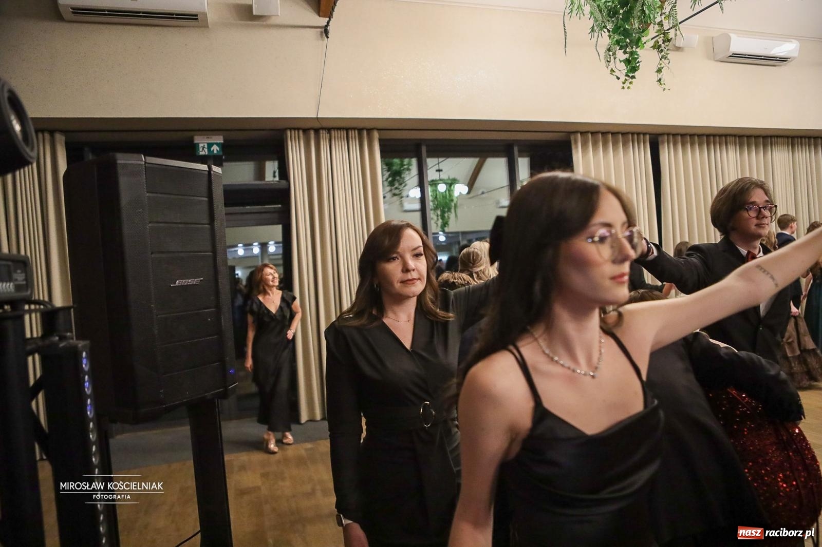 Zdjęcie w galerii na portalu naszraciborz.pl: Róże Kasprowicza w Rudym Lesie. Studniówka ZSO nr 1 z Raciborza na bis [FOTO] wiadomości z regionu