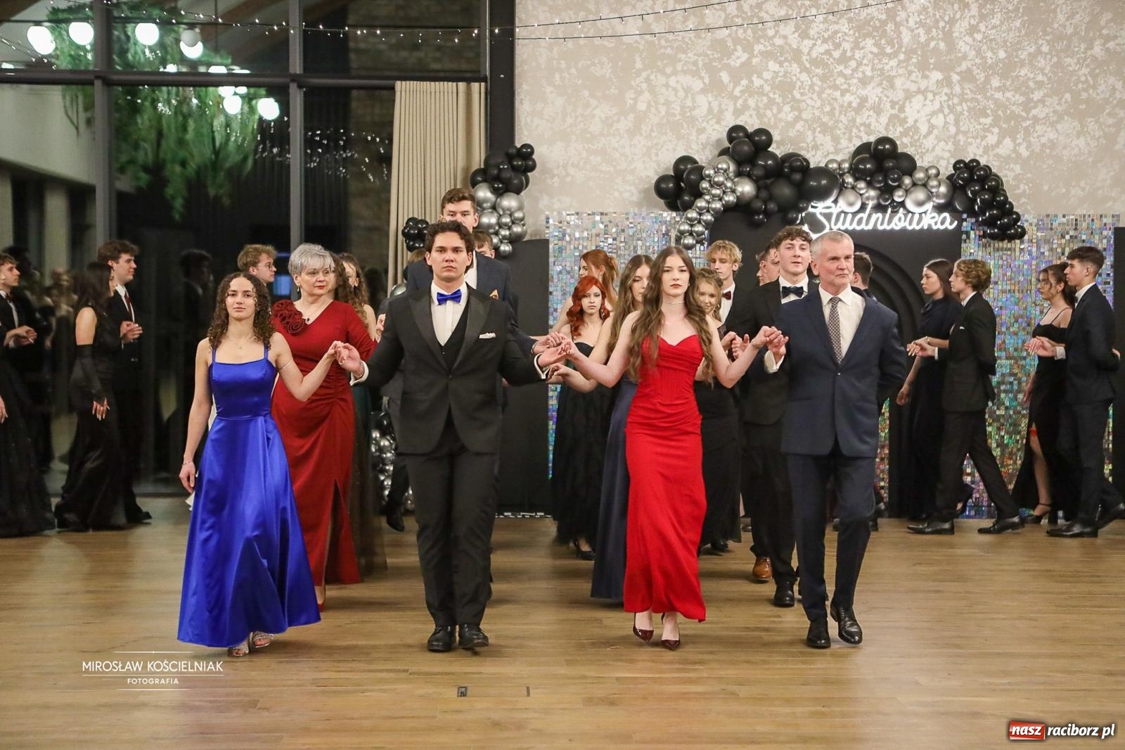 Zdjęcie w galerii na portalu naszraciborz.pl: Róże Kasprowicza w Rudym Lesie. Studniówka ZSO nr 1 z Raciborza na bis [FOTO] wiadomości z regionu