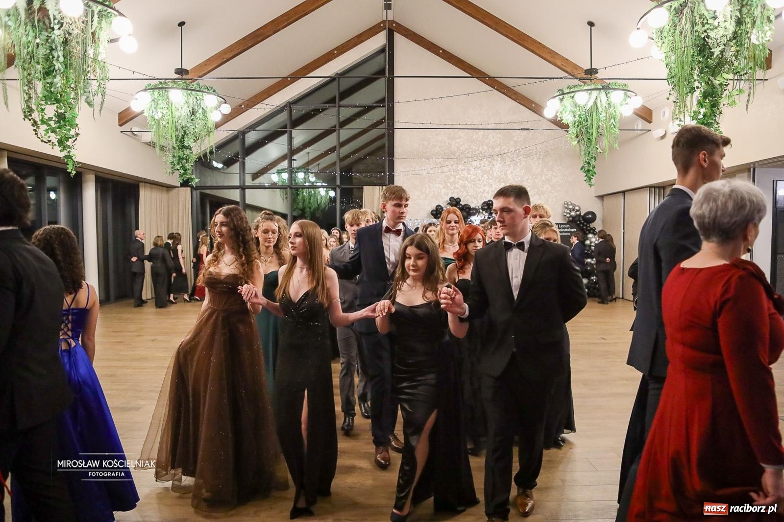 Zdjęcie w galerii na portalu naszraciborz.pl: Róże Kasprowicza w Rudym Lesie. Studniówka ZSO nr 1 z Raciborza na bis [FOTO] wiadomości z regionu