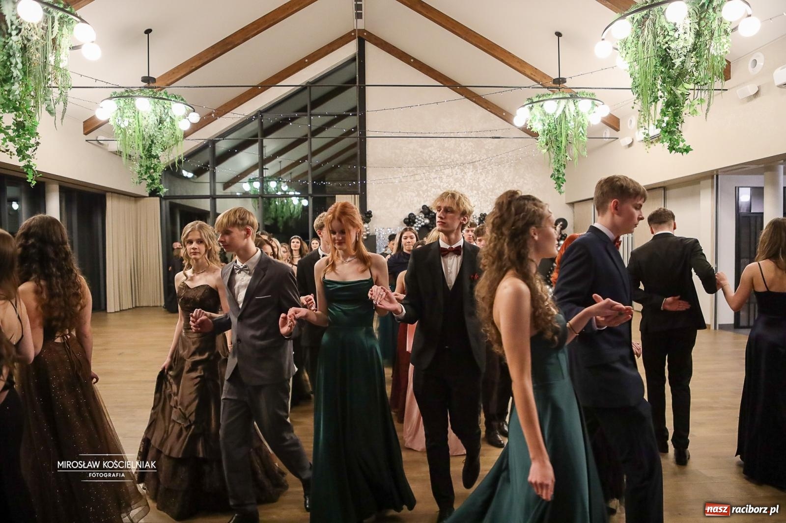 Zdjęcie w galerii na portalu naszraciborz.pl: Róże Kasprowicza w Rudym Lesie. Studniówka ZSO nr 1 z Raciborza na bis [FOTO] wiadomości z regionu