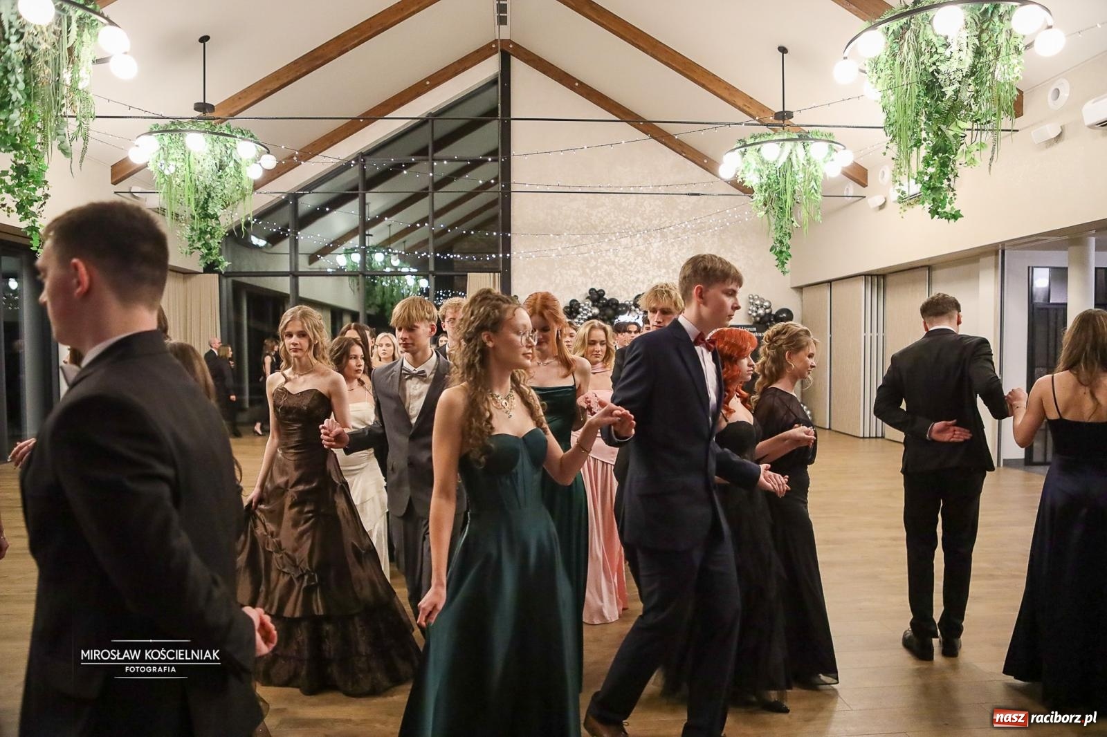 Zdjęcie w galerii na portalu naszraciborz.pl: Róże Kasprowicza w Rudym Lesie. Studniówka ZSO nr 1 z Raciborza na bis [FOTO] wiadomości z regionu