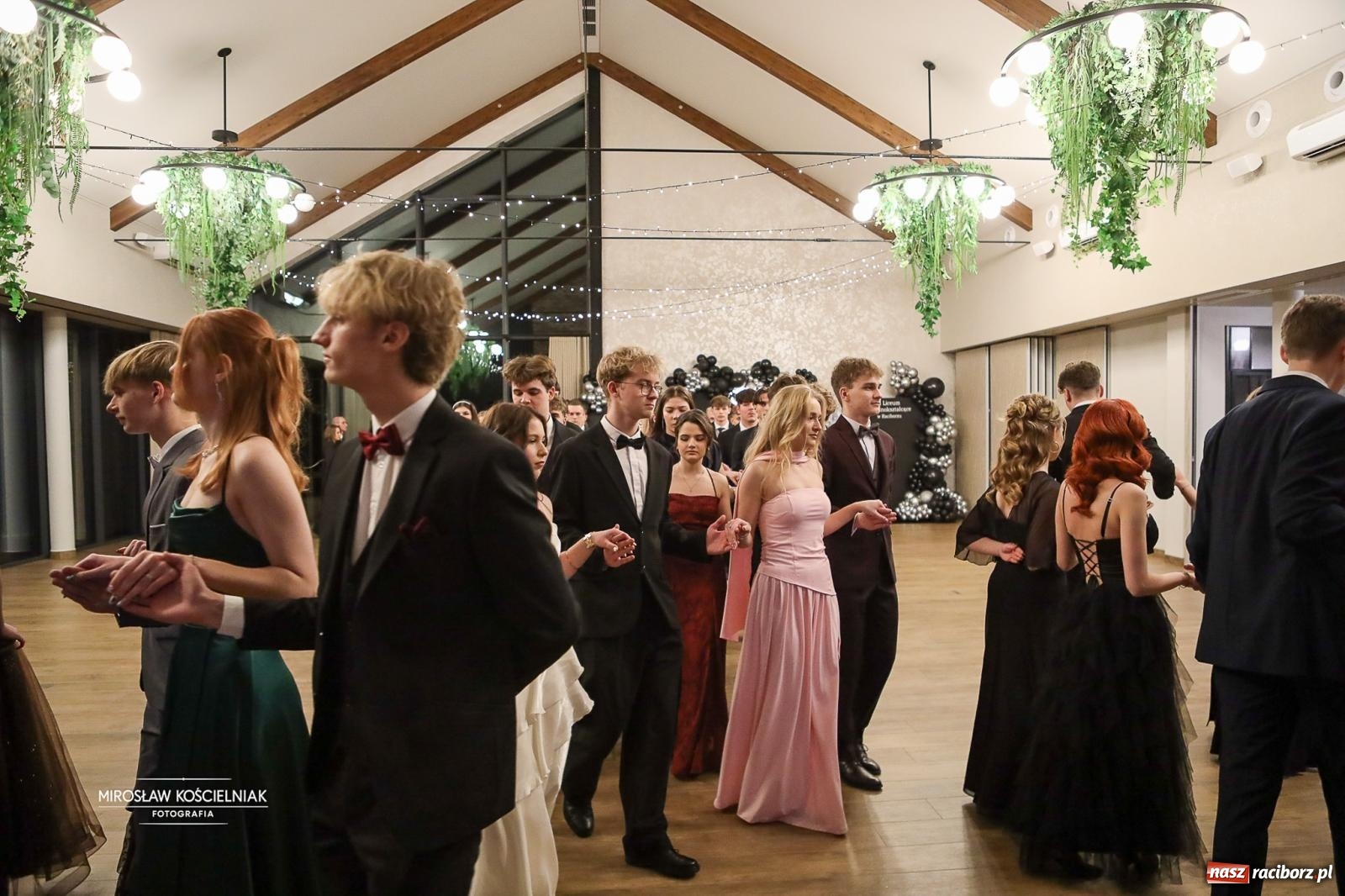 Zdjęcie w galerii na portalu naszraciborz.pl: Róże Kasprowicza w Rudym Lesie. Studniówka ZSO nr 1 z Raciborza na bis [FOTO] wiadomości z regionu