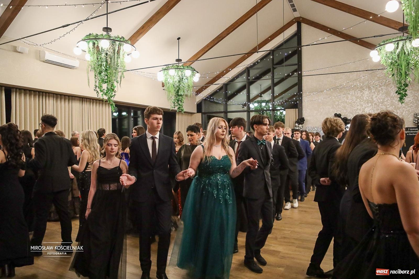 Zdjęcie w galerii na portalu naszraciborz.pl: Róże Kasprowicza w Rudym Lesie. Studniówka ZSO nr 1 z Raciborza na bis [FOTO] wiadomości z regionu