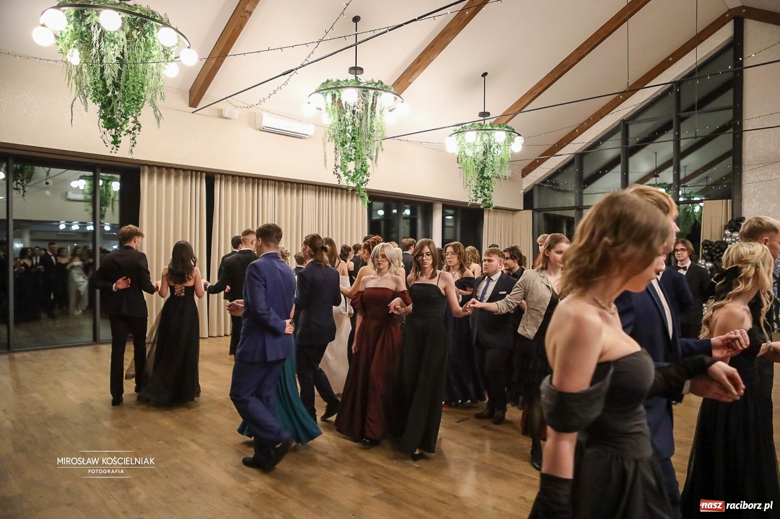 Zdjęcie w galerii na portalu naszraciborz.pl: Róże Kasprowicza w Rudym Lesie. Studniówka ZSO nr 1 z Raciborza na bis [FOTO] wiadomości z regionu