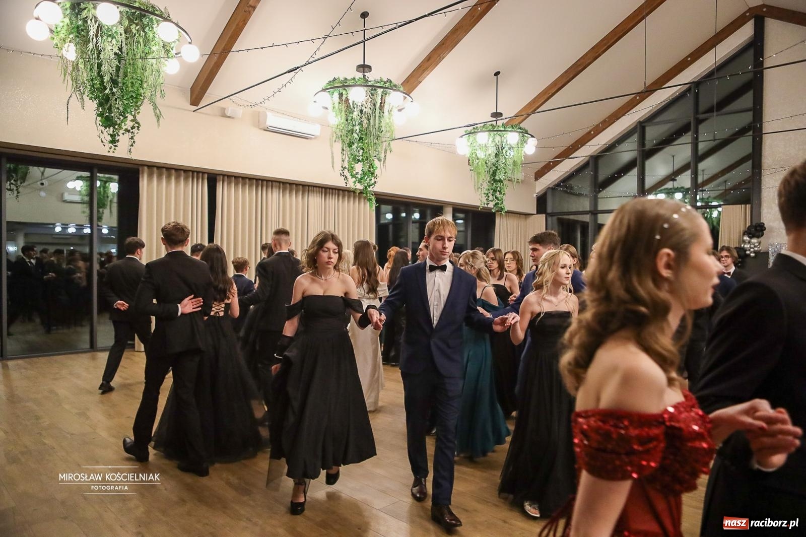 Zdjęcie w galerii na portalu naszraciborz.pl: Róże Kasprowicza w Rudym Lesie. Studniówka ZSO nr 1 z Raciborza na bis [FOTO] wiadomości z regionu