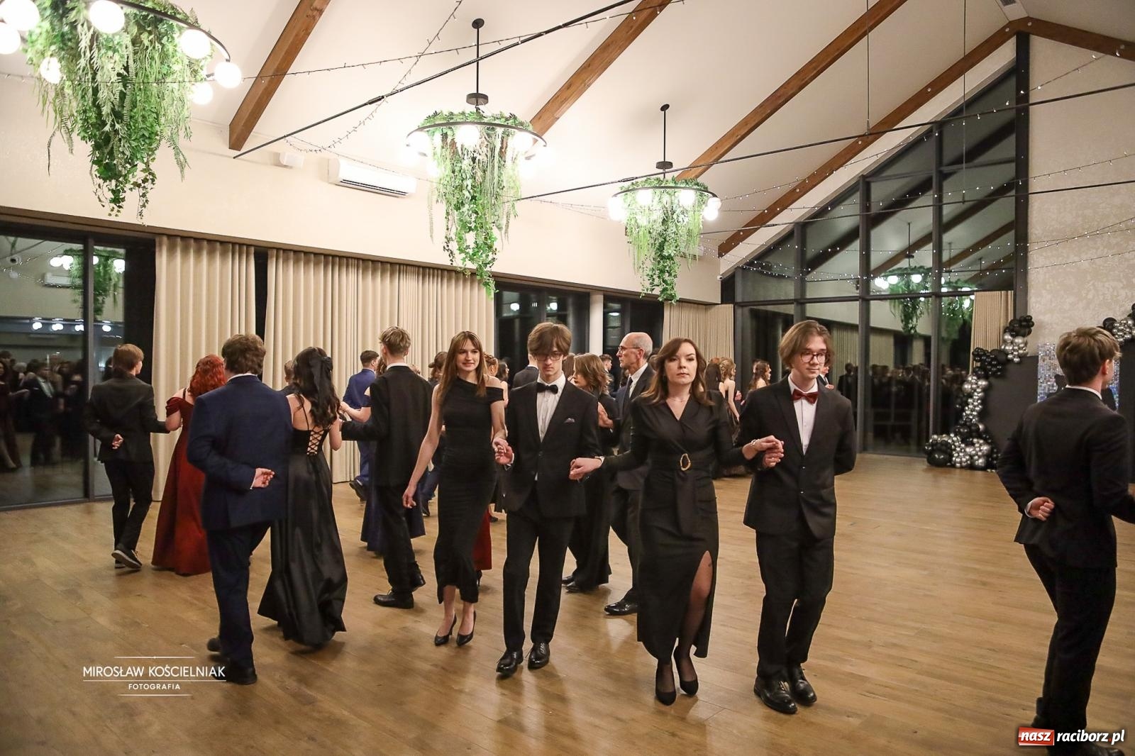 Zdjęcie w galerii na portalu naszraciborz.pl: Róże Kasprowicza w Rudym Lesie. Studniówka ZSO nr 1 z Raciborza na bis [FOTO] wiadomości z regionu