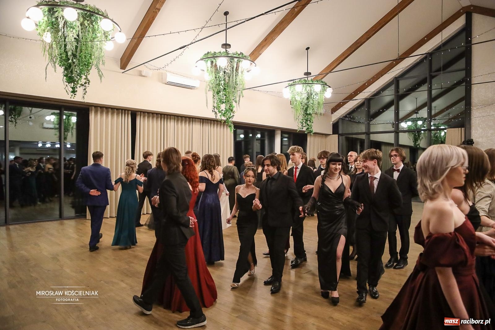 Zdjęcie w galerii na portalu naszraciborz.pl: Róże Kasprowicza w Rudym Lesie. Studniówka ZSO nr 1 z Raciborza na bis [FOTO] wiadomości z regionu