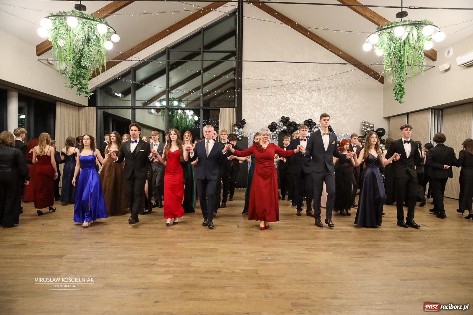 Zdjęcie w galerii na portalu naszraciborz.pl: Róże Kasprowicza w Rudym Lesie. Studniówka ZSO nr 1 z Raciborza na bis [FOTO] wiadomości z regionu