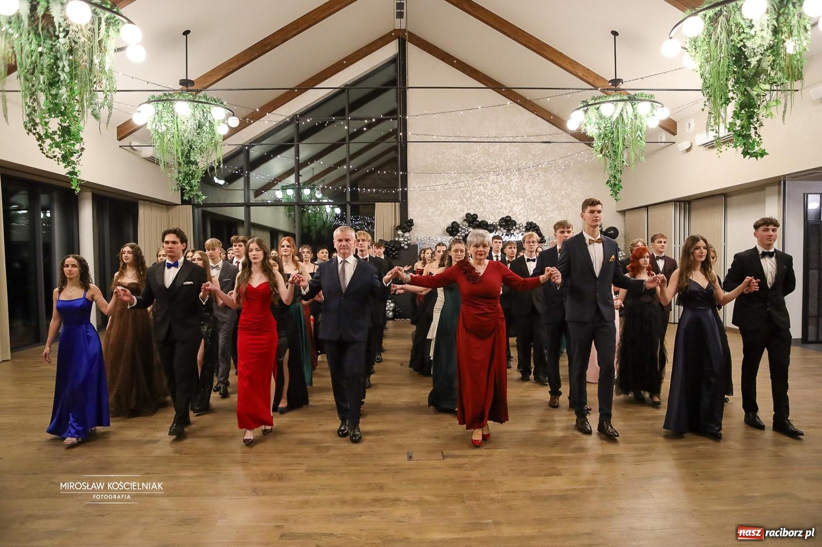 Zdjęcie w galerii na portalu naszraciborz.pl: Róże Kasprowicza w Rudym Lesie. Studniówka ZSO nr 1 z Raciborza na bis [FOTO] wiadomości z regionu