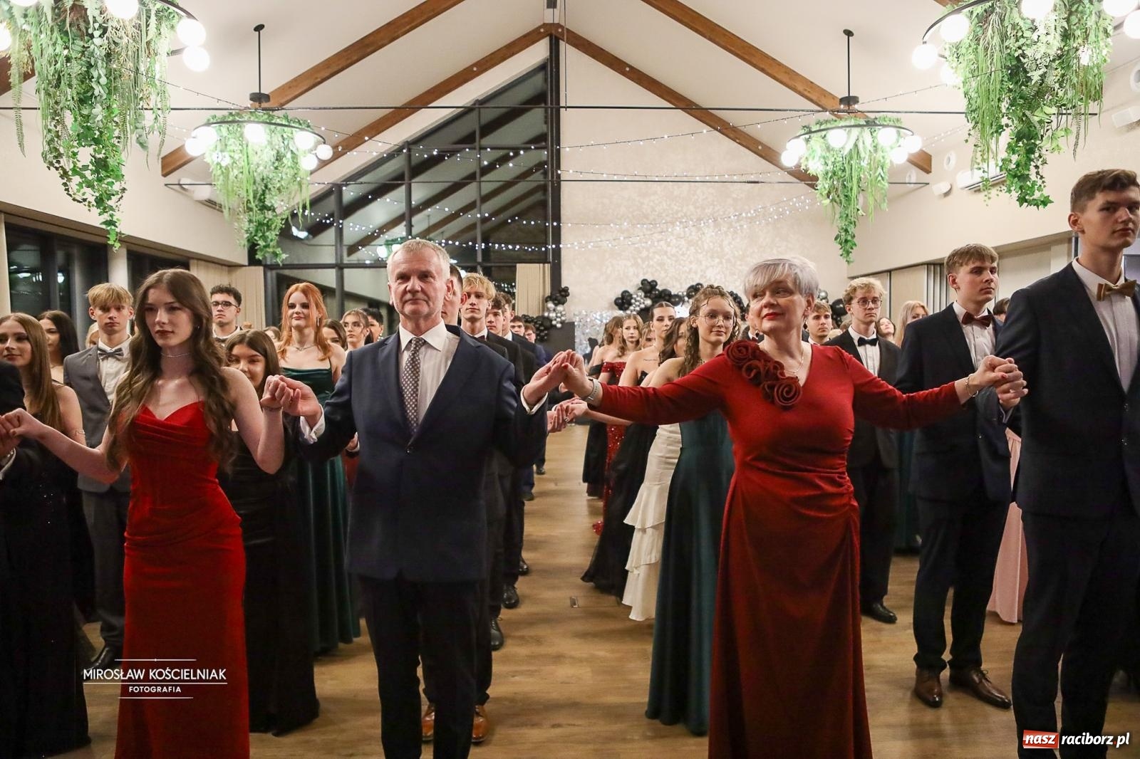 Zdjęcie w galerii na portalu naszraciborz.pl: Róże Kasprowicza w Rudym Lesie. Studniówka ZSO nr 1 z Raciborza na bis [FOTO] wiadomości z regionu