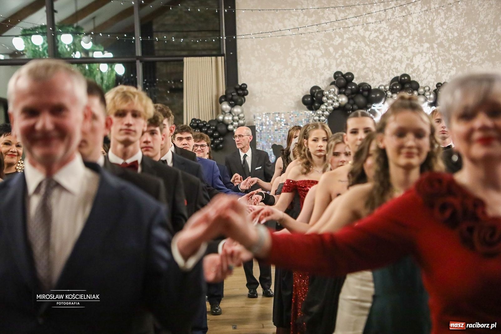 Zdjęcie w galerii na portalu naszraciborz.pl: Róże Kasprowicza w Rudym Lesie. Studniówka ZSO nr 1 z Raciborza na bis [FOTO] wiadomości z regionu