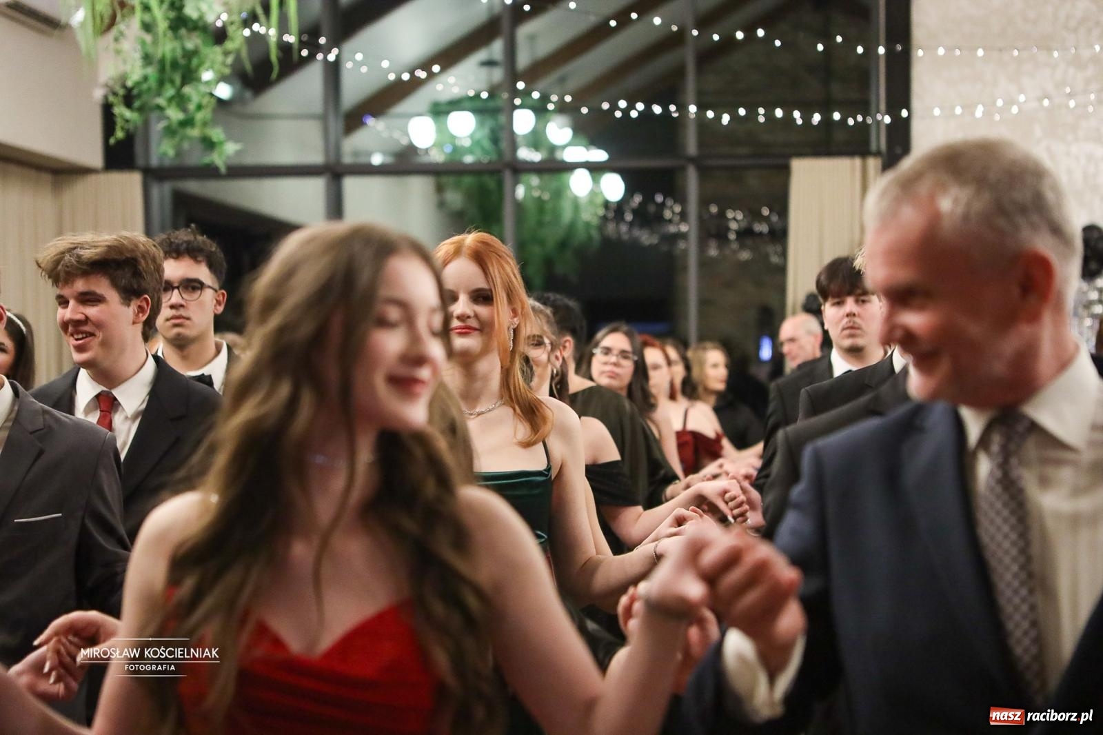 Zdjęcie w galerii na portalu naszraciborz.pl: Róże Kasprowicza w Rudym Lesie. Studniówka ZSO nr 1 z Raciborza na bis [FOTO] wiadomości z regionu