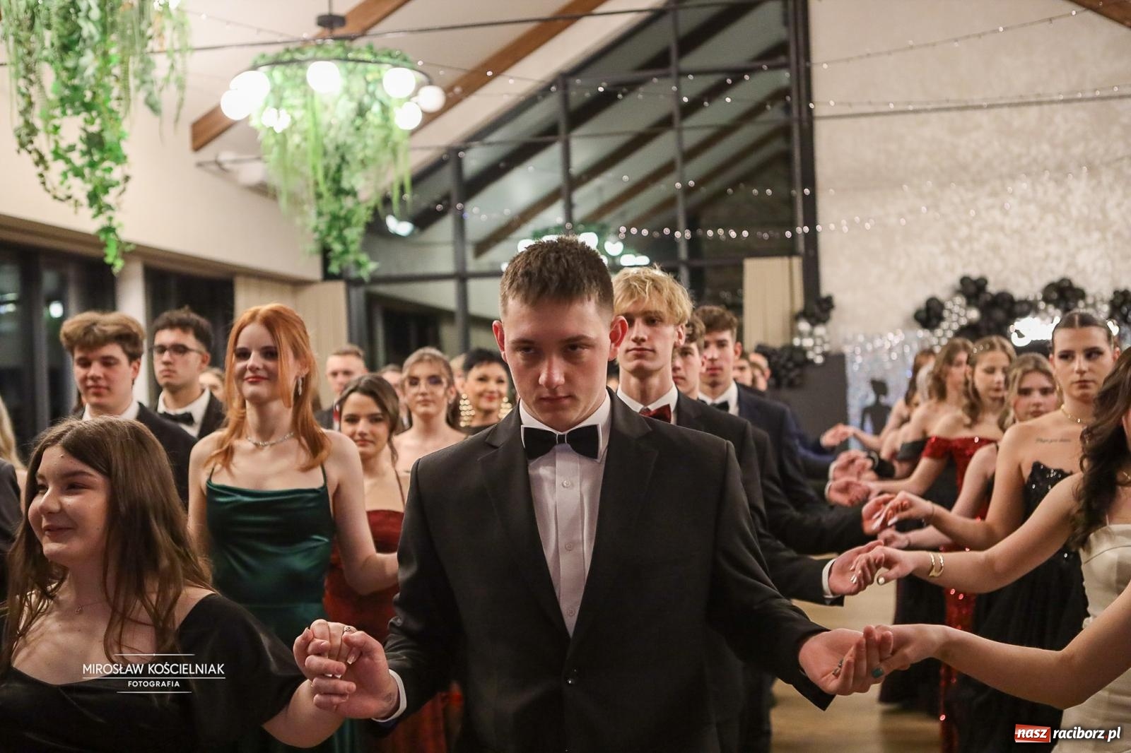 Zdjęcie w galerii na portalu naszraciborz.pl: Róże Kasprowicza w Rudym Lesie. Studniówka ZSO nr 1 z Raciborza na bis [FOTO] wiadomości z regionu