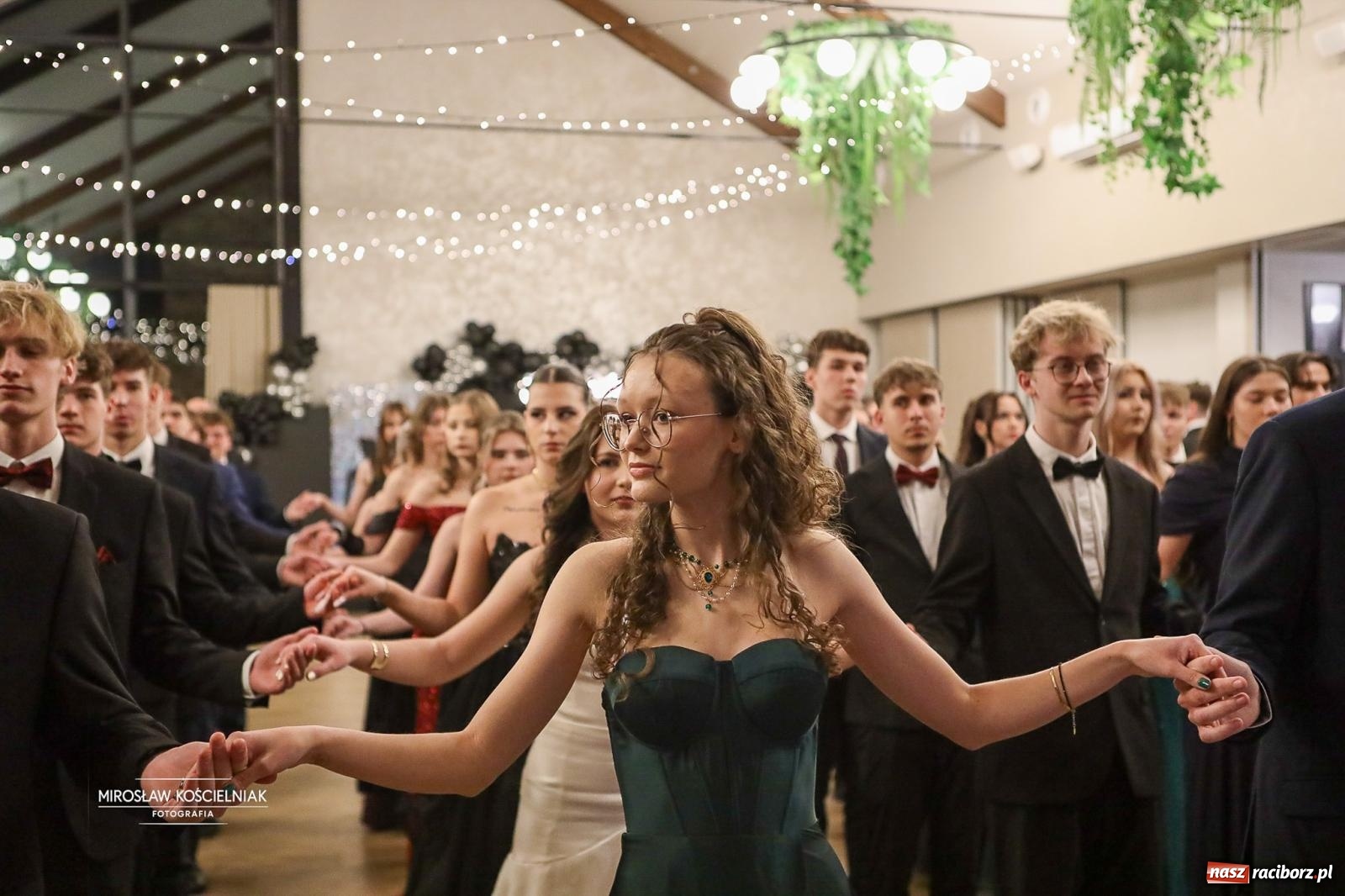 Zdjęcie w galerii na portalu naszraciborz.pl: Róże Kasprowicza w Rudym Lesie. Studniówka ZSO nr 1 z Raciborza na bis [FOTO] wiadomości z regionu