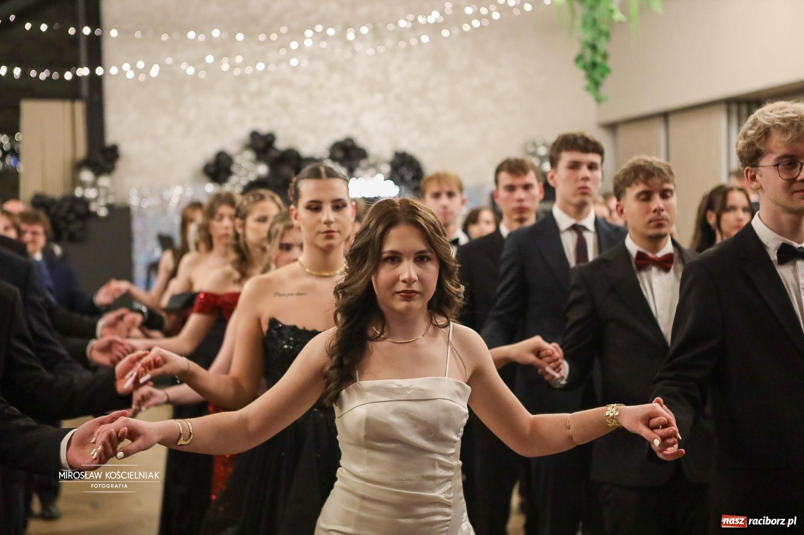 Zdjęcie w galerii na portalu naszraciborz.pl: Róże Kasprowicza w Rudym Lesie. Studniówka ZSO nr 1 z Raciborza na bis [FOTO] wiadomości z regionu