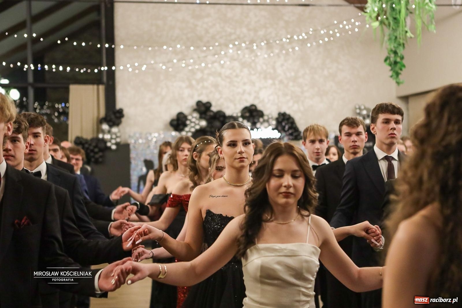 Zdjęcie w galerii na portalu naszraciborz.pl: Róże Kasprowicza w Rudym Lesie. Studniówka ZSO nr 1 z Raciborza na bis [FOTO] wiadomości z regionu