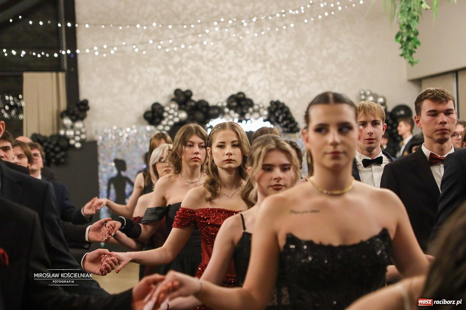 Zdjęcie w galerii na portalu naszraciborz.pl: Róże Kasprowicza w Rudym Lesie. Studniówka ZSO nr 1 z Raciborza na bis [FOTO] wiadomości z regionu