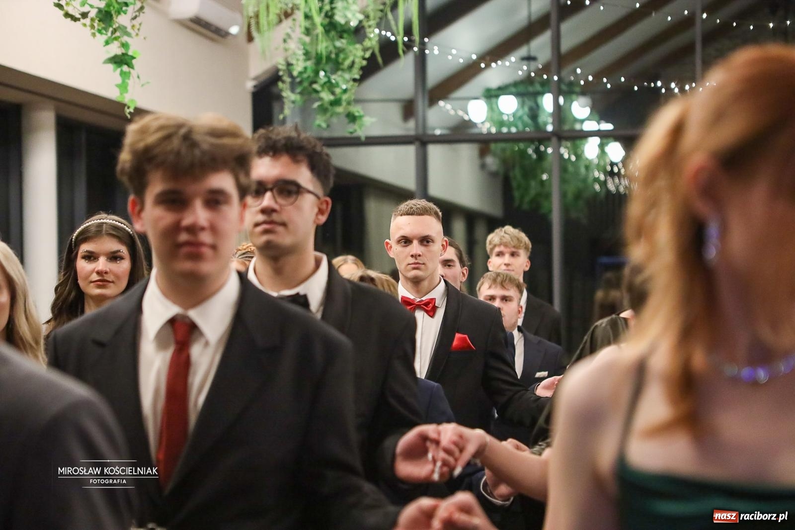 Zdjęcie w galerii na portalu naszraciborz.pl: Róże Kasprowicza w Rudym Lesie. Studniówka ZSO nr 1 z Raciborza na bis [FOTO] wiadomości z regionu