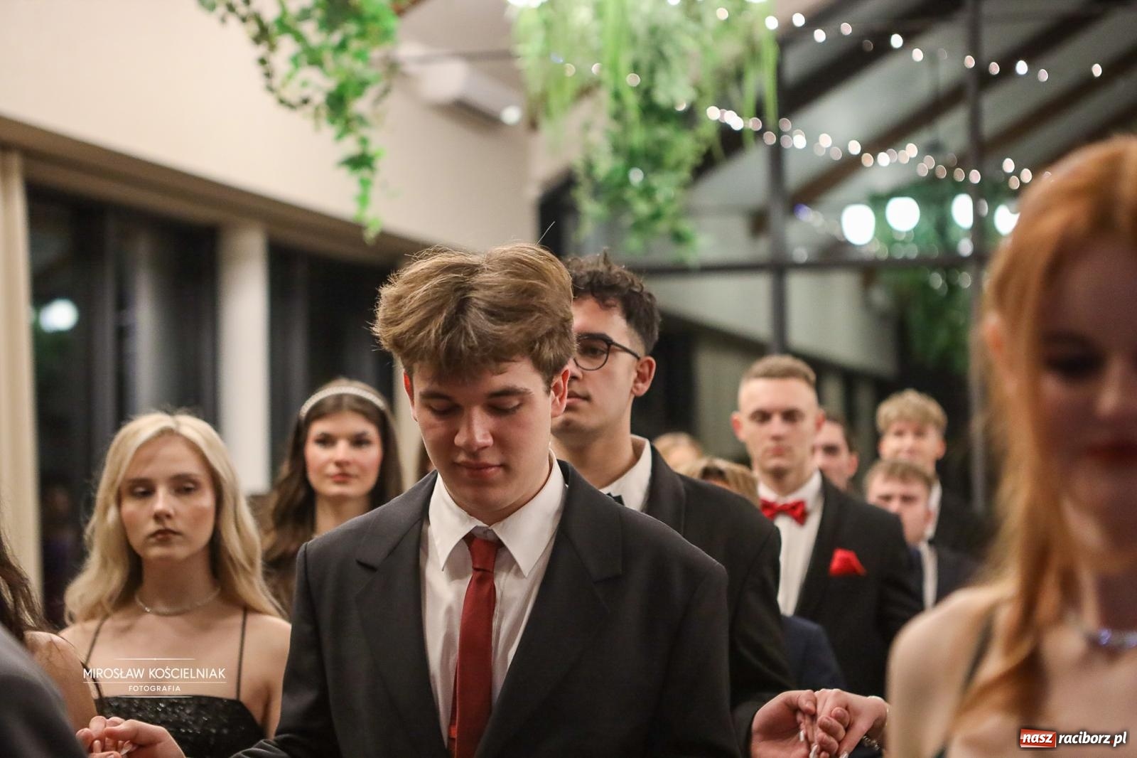 Zdjęcie w galerii na portalu naszraciborz.pl: Róże Kasprowicza w Rudym Lesie. Studniówka ZSO nr 1 z Raciborza na bis [FOTO] wiadomości z regionu