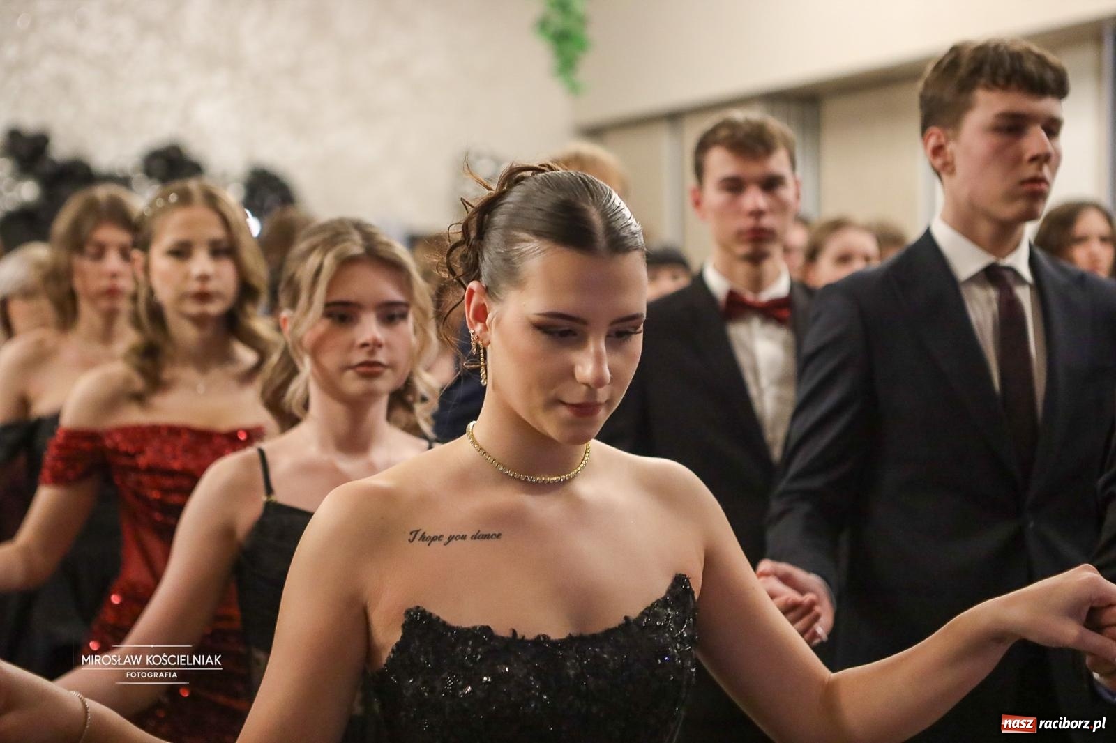 Zdjęcie w galerii na portalu naszraciborz.pl: Róże Kasprowicza w Rudym Lesie. Studniówka ZSO nr 1 z Raciborza na bis [FOTO] wiadomości z regionu