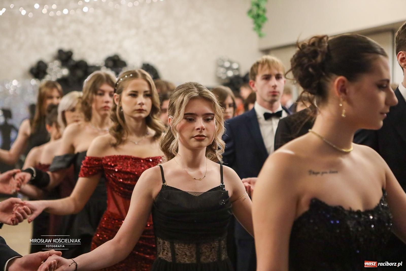 Zdjęcie w galerii na portalu naszraciborz.pl: Róże Kasprowicza w Rudym Lesie. Studniówka ZSO nr 1 z Raciborza na bis [FOTO] wiadomości z regionu