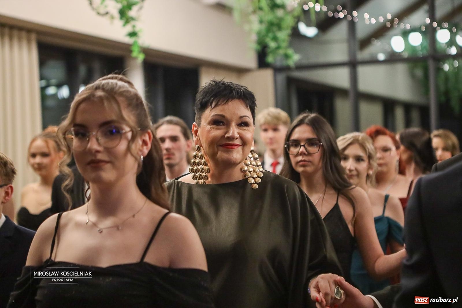 Zdjęcie w galerii na portalu naszraciborz.pl: Róże Kasprowicza w Rudym Lesie. Studniówka ZSO nr 1 z Raciborza na bis [FOTO] wiadomości z regionu